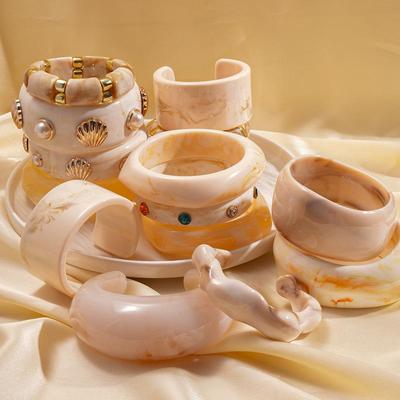 European & American Gradient Acrylic Wide-Face Bracelet: High-End, Stylish Hand Jewelry for Women