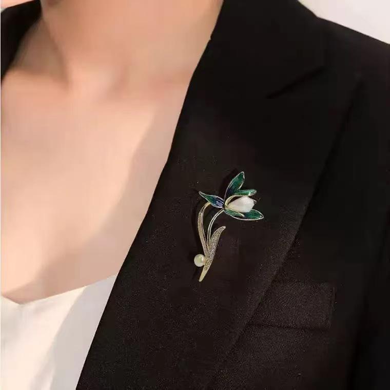 Korean Style Magnolia Pearl Brooch - Elegant, High-End Anti-Exposure Pin for Clothing Accessories