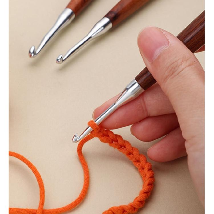 8Pcs Ergonomic Wood Grip Crochet Hook Needle 3.0-7.0mm Aluminium Crochet Hook Yarn Craft Tool for Sweater Scarf Hat Bag