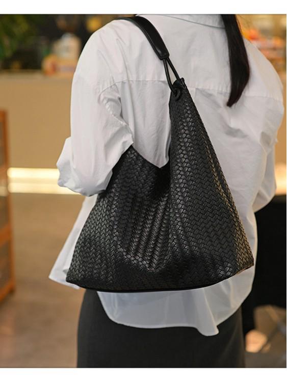 Women's 2025 Retro Large Capacity Woven Shoulder Tote Bag - New Fashion, Commute Style.