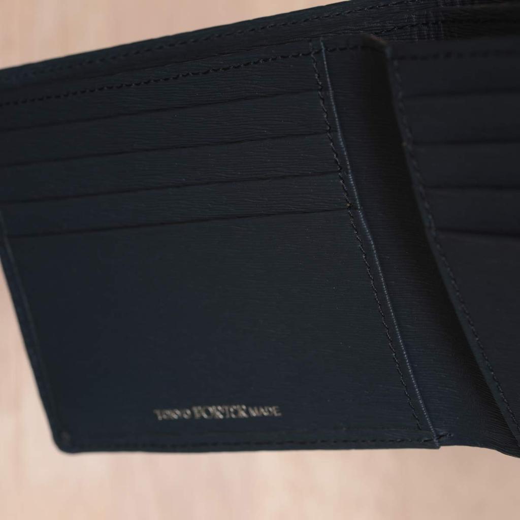 Porter Aktuelles Portemonnaie von Yoshida Dieses und ein einfaches Bifold-Portemonnaie haben kein Münzfach und sind aus Rindsleder mit einer Jacquard-Gerbung Made