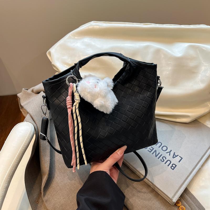 Sense niche woven bag 2026 autumn and winter new fashion messenger bag women's niche shoulder handbag