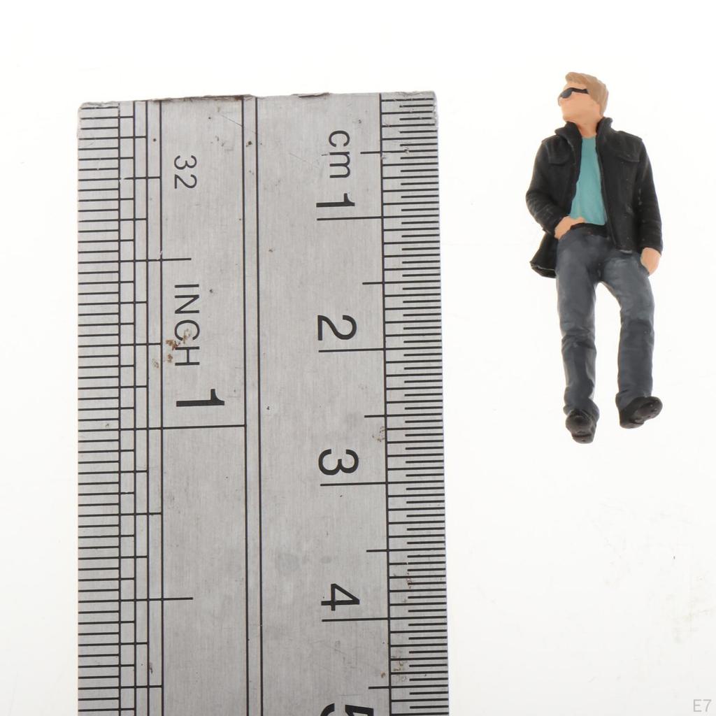 1:64 Diorama Painted Figure People Jacket Model Building Park Wheel