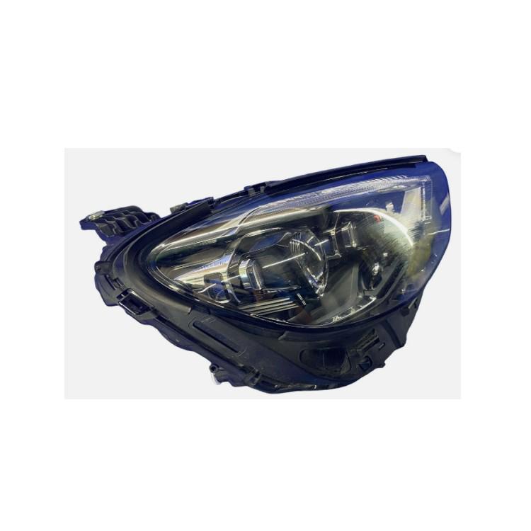 Die 2135246500 passt unter die Spritzwandverkleidung des Mercedes-Benz E53 Motors.