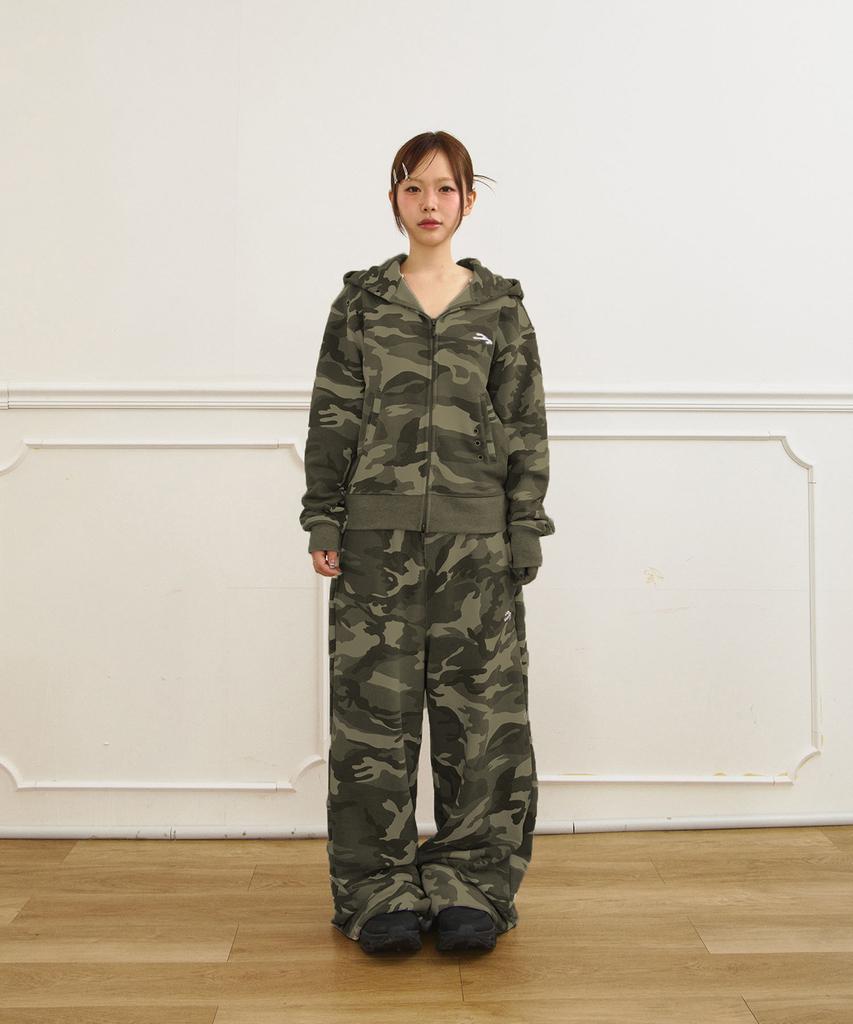 Tansanmageunesyum Juyoung X Tansan Studded Sweatpants (Camo Khaki)