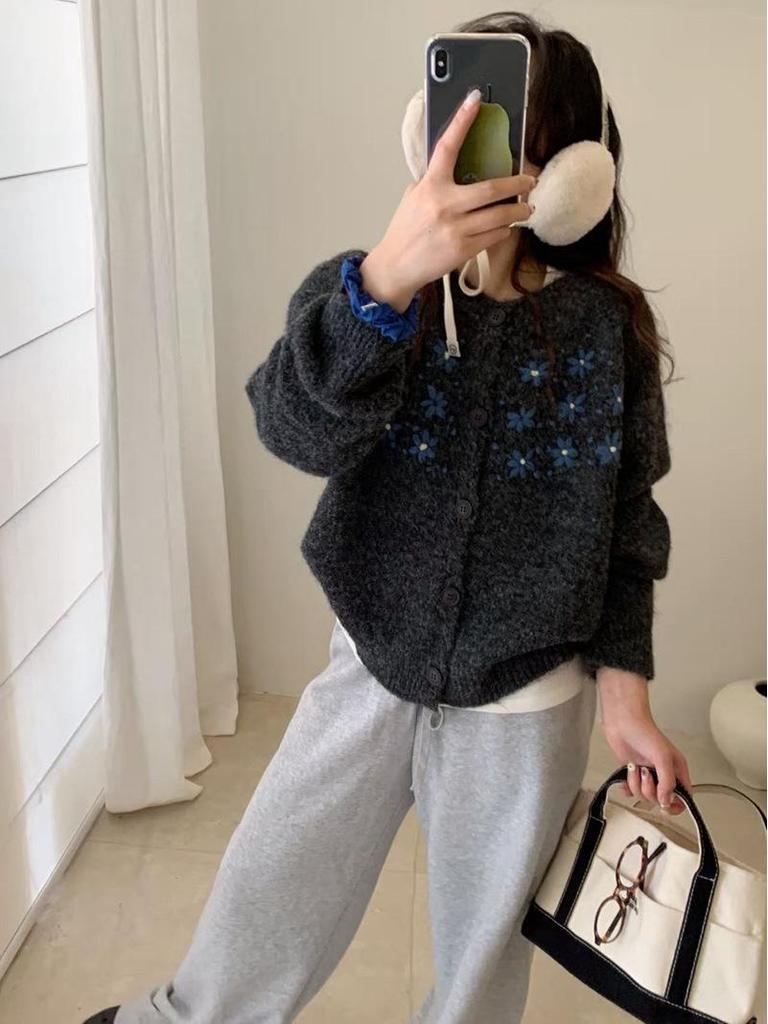 Dámský volný pletený kardigan v korejském stylu na podzim 2025 s vyšívaným designem
