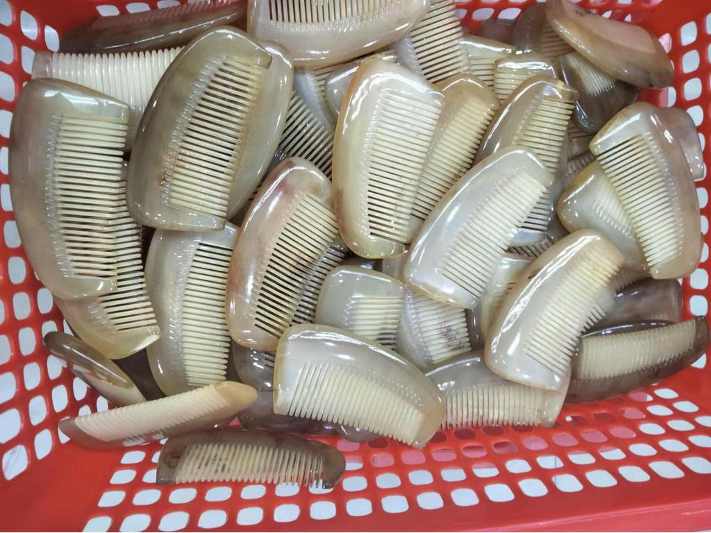 Tragbarer Halbmond-Massagekamm aus Widderhorn - Stiellos, Taschenformat