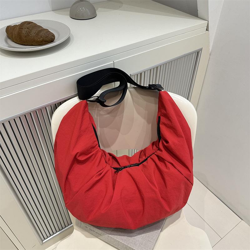 

Large Capacity Hobo Bags Fashi Casual Commuting Shoulder Bag for Women Men Comfortable and Versatile Texture Crossbody Bags