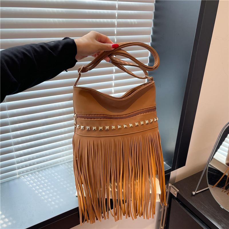 

Осень и зима новый тренд однотонный модный персонализированный рюкзак с бахромой и заклепками на плечо, сумка-мессенджер женская коричневый