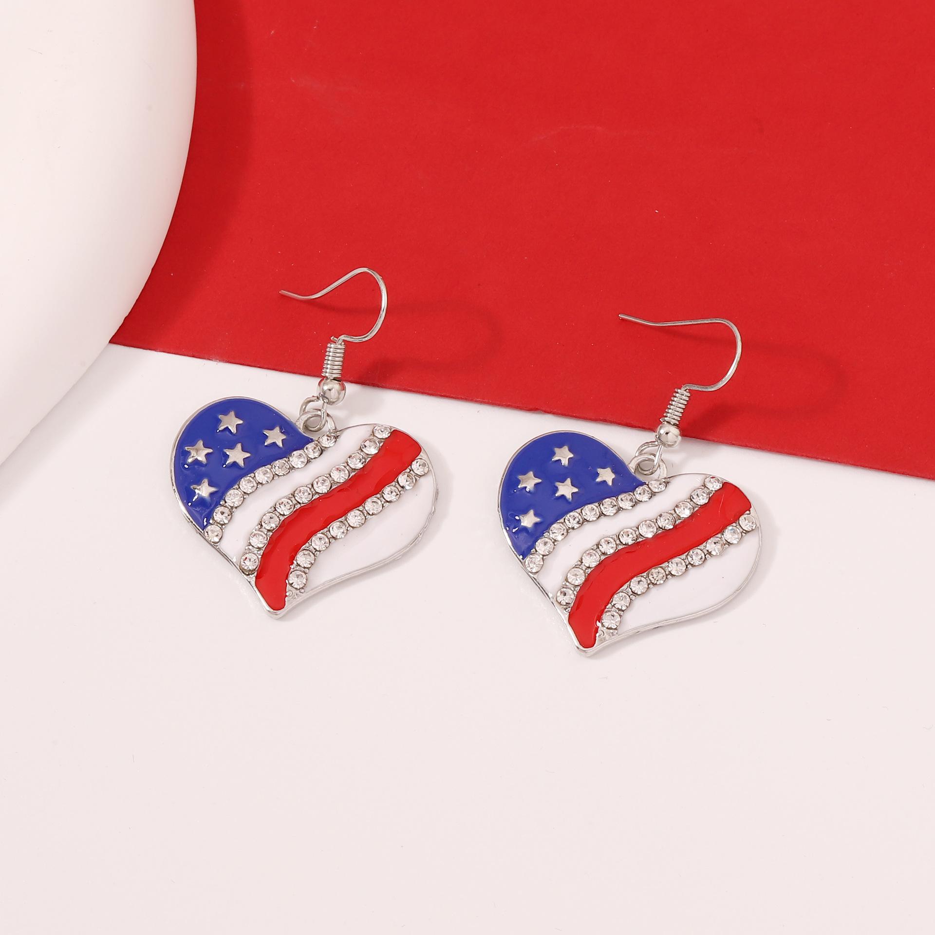 

The red, white and blue interlaced national flag heart-shaped earrings are fashionable, trendy and exquisite