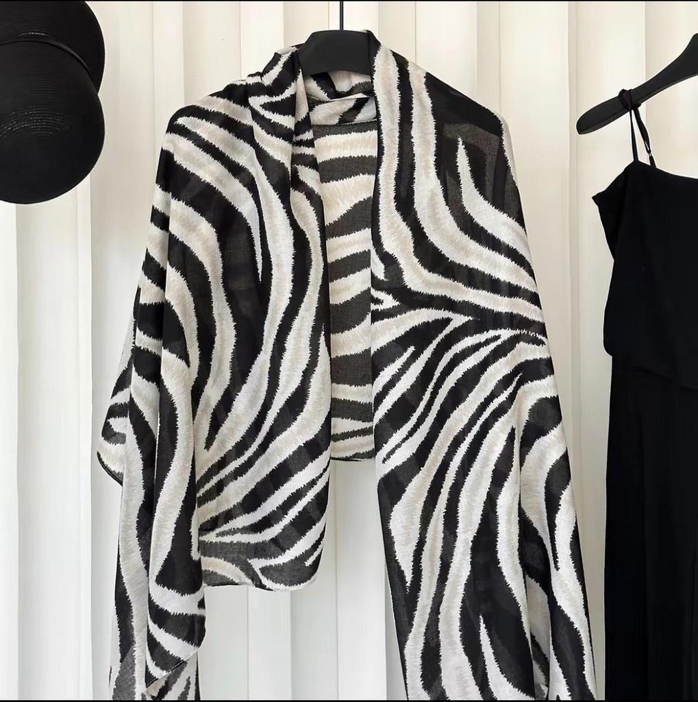 Light Luxury Women's Zebra & Leopard Print Scarf - Autumn Arrival, Retro European & American Style, Versatile Warm Silk Shawl