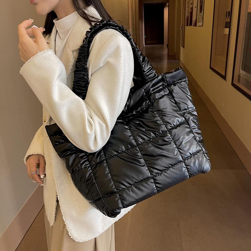 Autumn and Winter Cotton Bag Casual Large-capacity Tote Bag Women's 2025 New Trendy Fashion Diamond Commuter Shoulder Armpit Bag