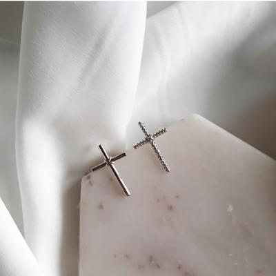 Dámské titanové náušnice s antickým křížkem