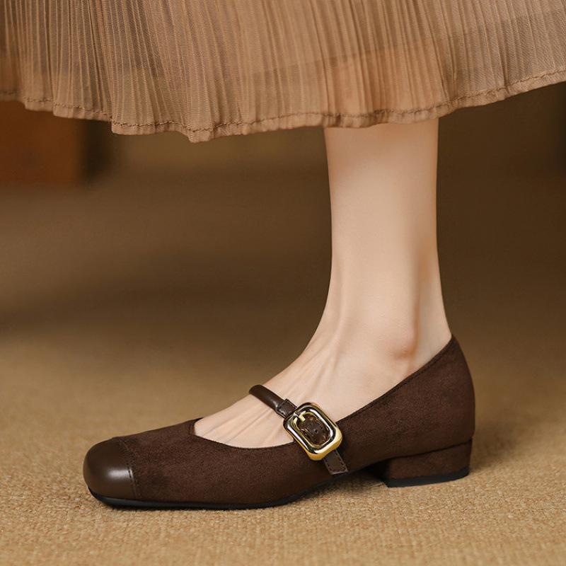 Wear solid color women's single shoes in all seasons, new women's casual low-heeled flats, black one-pedal square head square heel.