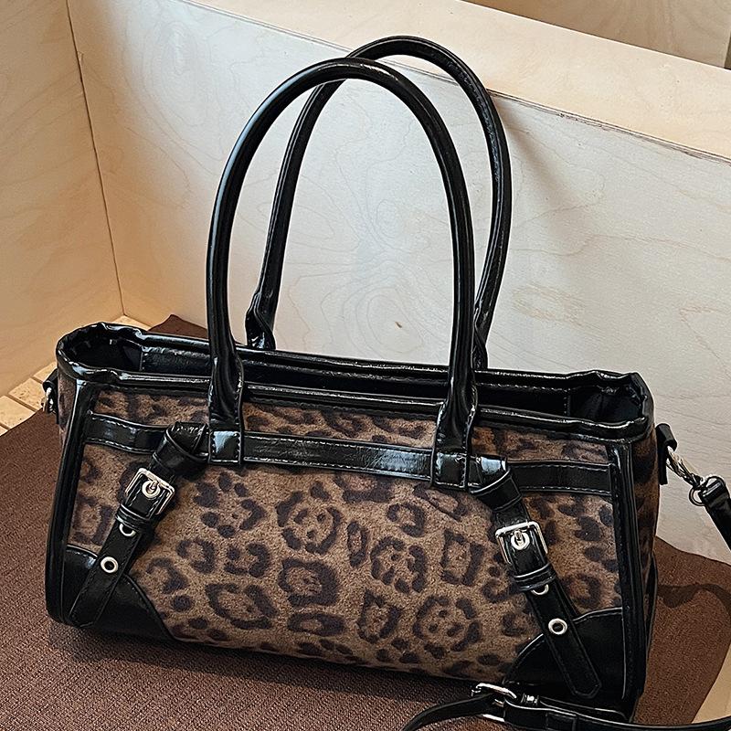 This Handbag Features A Fashionable Suede Shoulder Bag and A Simple Yet Stylish Commuter Crossbody Bag