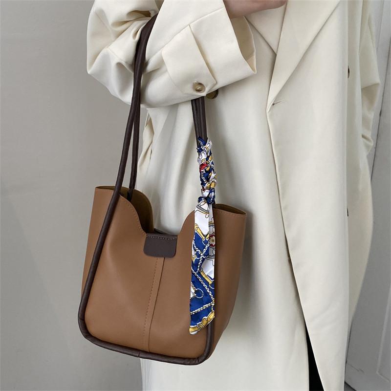 Fashionable Large Capacity Women's Bag Autumn New Fashion Simple Generous Shoulder Tote Commuter Bag Women