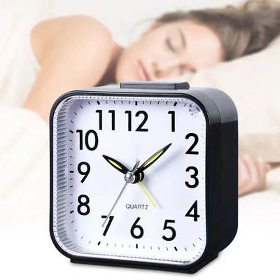 Reloj Despertador Analógico Cuadrado de Moda Decoración para el Hogar Dormitorio Luz Nocturna Despertador Diario Sin Tictac Funciona con Batería Lámpara Nocturna Pequeña