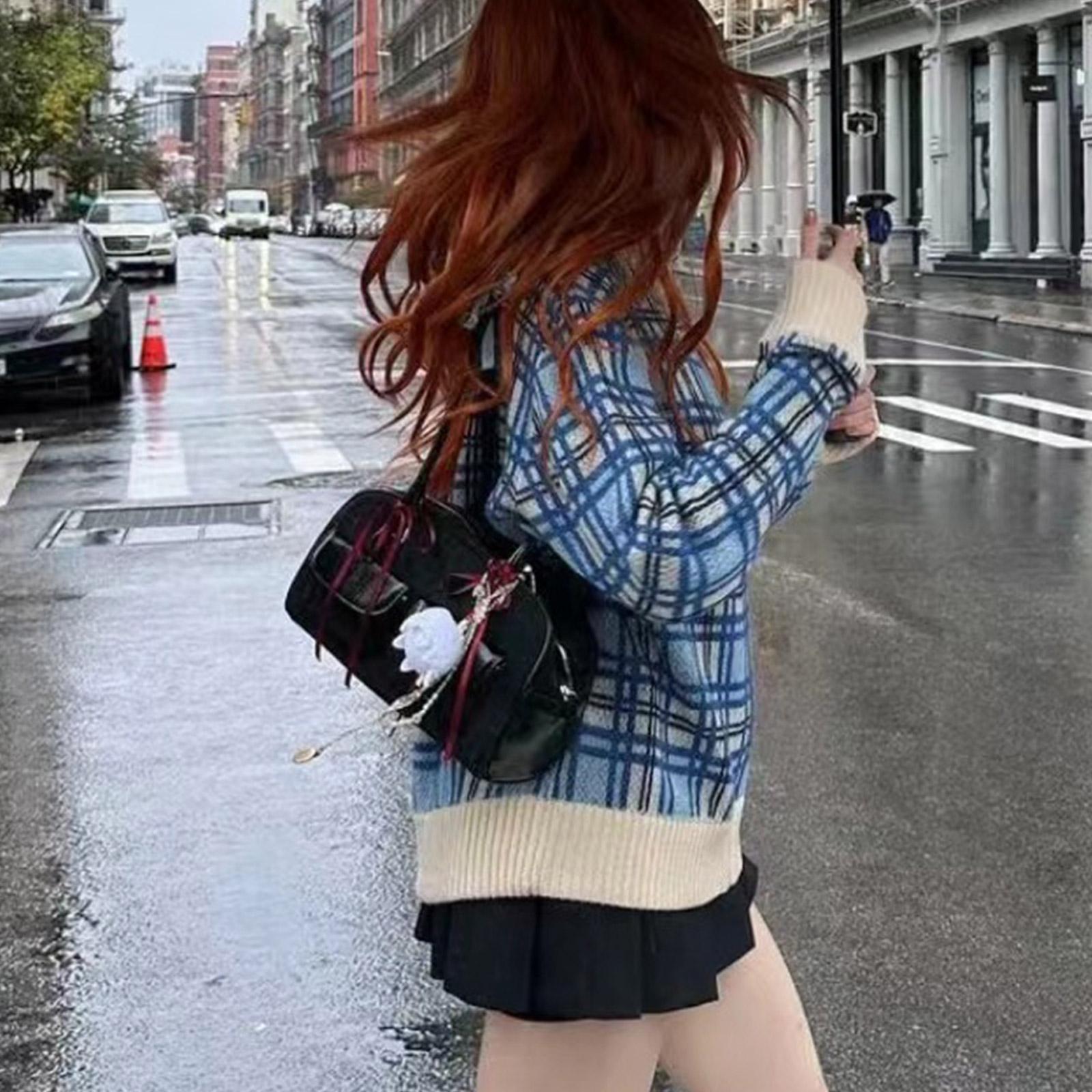 Удобная и комфортная сумка через плечо с несколькими карманами — фото 4