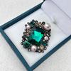 Spilla vintage con strass e perle: Elegante Spilla Accessorio per Tailleur da Donna in Stile Corte.