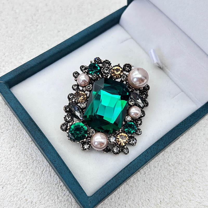 Spilla vintage con strass e perle: Elegante Spilla Accessorio per Tailleur da Donna in Stile Corte.