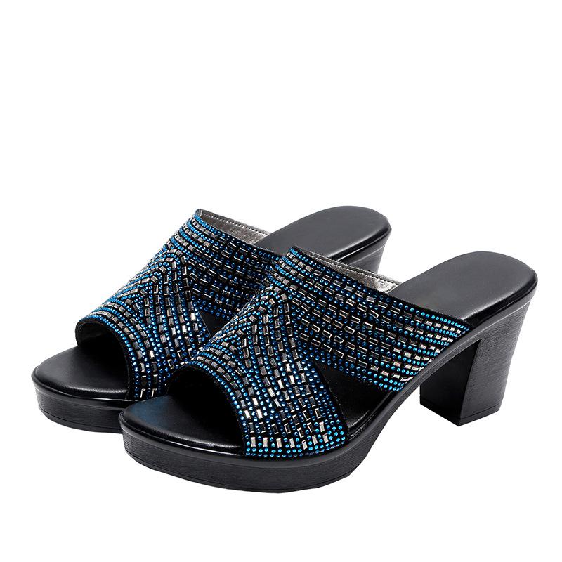 Fajne kapcie damskie 2025 nowe letnie casualowe modne do noszenia na zewnątrz europejskie i amerykańskie dżetowe kapcie na grubej podeszwie i grubym obcasie damskie