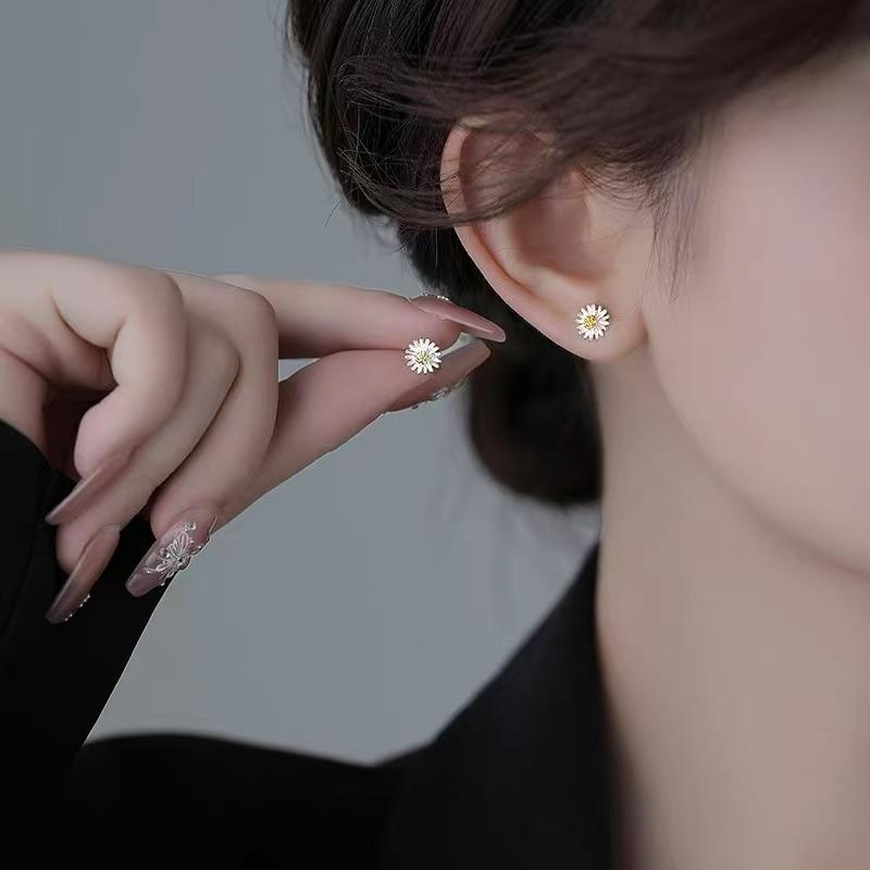 Raising Ear Holes, Small Stud Earrings for Women, Simple, Sweet, Small and Fresh Earrings, Niche Design, Versatile Earrings