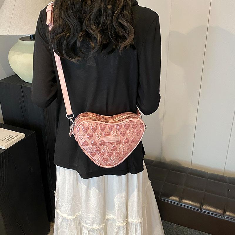 Unique niche design heart-shaped bag for women's new summer versatile crossbody bag exquisite super hot peach heart bag
