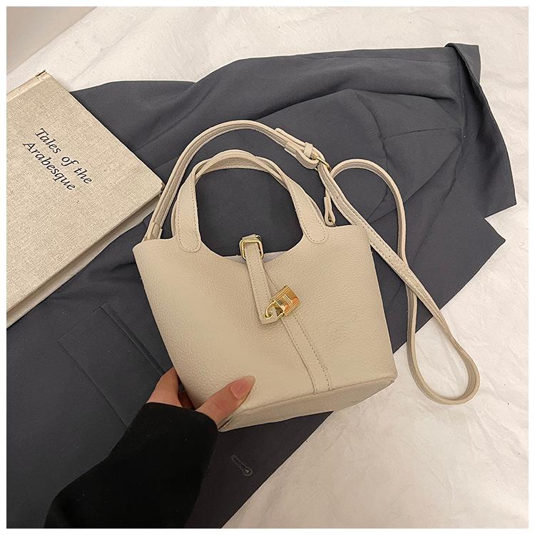 Today's Popular Bags Are Women's New Fashion and High-end Single Shoulder Messenger Bags, Portable Bucket Bags.