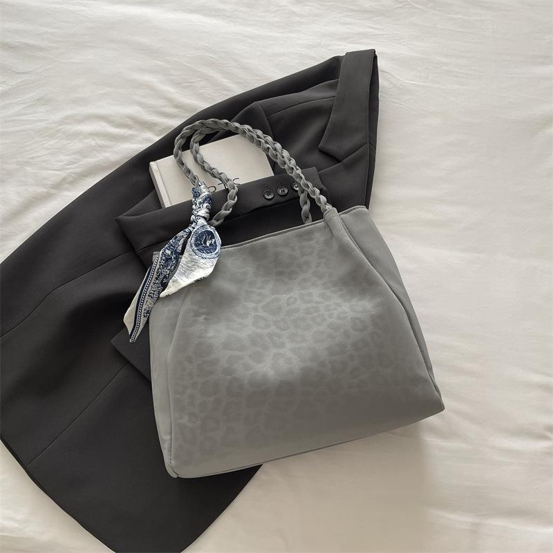 

Retro leopard print large-capacity tote bag women s autumn and winter casual versatile commuting high-end single shoulder messenger bag сірий колір