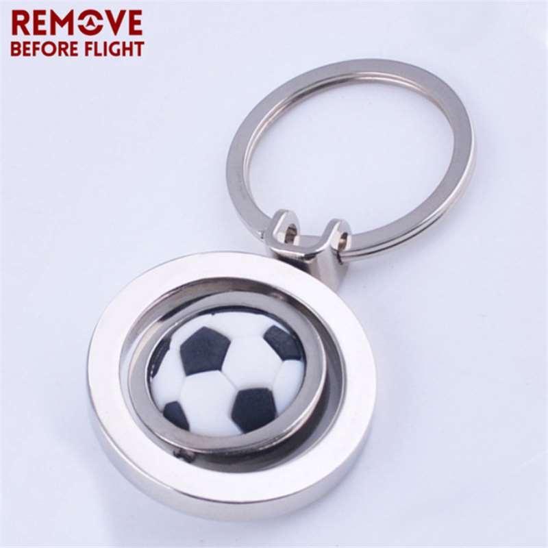 

Снимите перед полетом черно-белый брелок в форме футбольного мяча для автомобиля