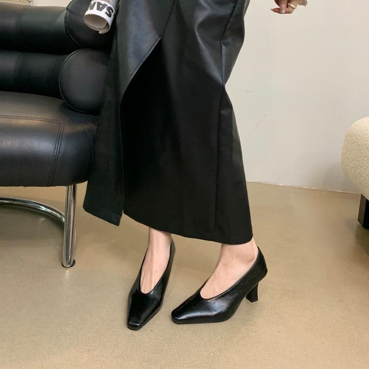 2025 new white high-heeled single shoes women's spring square head V-mouth temperament celebrity retro temperament witch grandma shoes