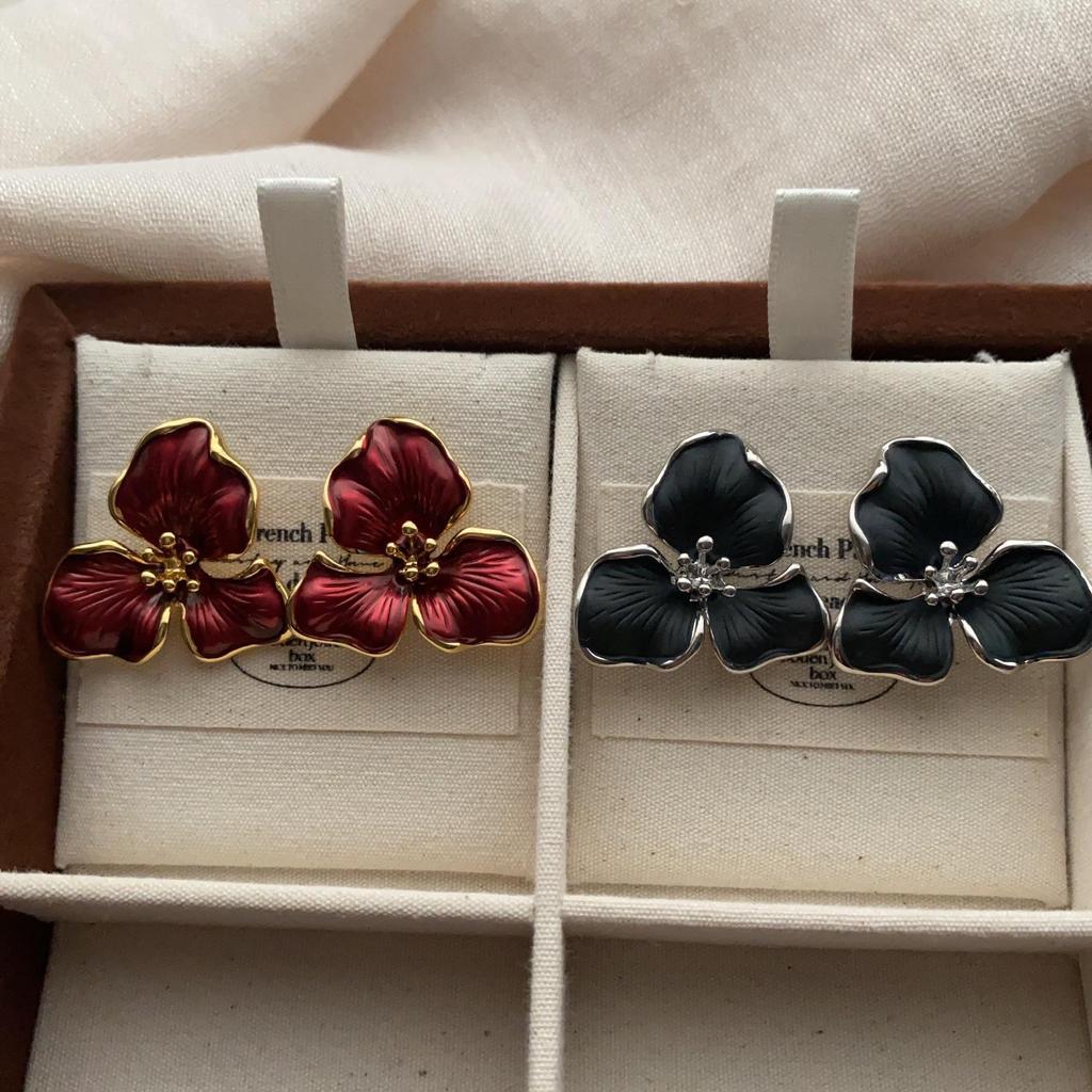 Retro Flower Three-Petal Flower Stud Earrings, Three-Dimensional Fashion And Romantic Atmosphere, High-Grade Elegance, Exquisite Luxury Earrings.