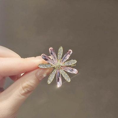 Nové Crystal Daisy Květinové brože Jehlice pro ženy Elegantní Temperament Trendy Brož Oblečení Hedvábný šátek Spona Příslušenství