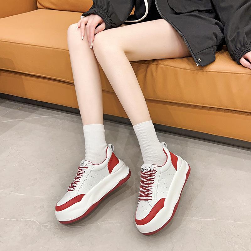 Damen-Sneaker mit dicker Sohle, kleine weiße Schuhe, neue Mode, vielseitige Plateauschuhe, bequeme, atmungsaktive, lässige Leder-Sneaker für Damen