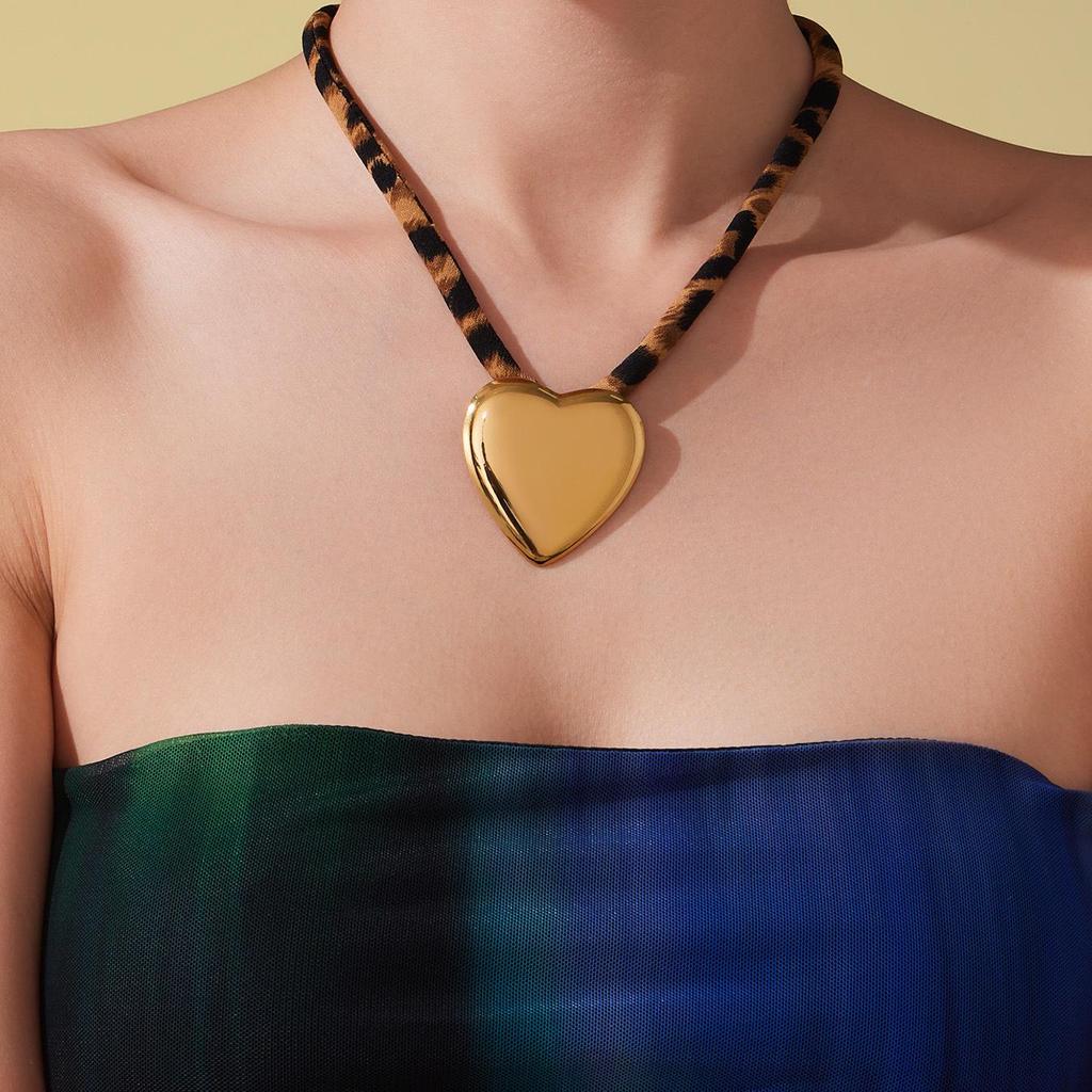 Qiong Yao Design Sense Photochromic Geometric Pendant, Long Leopard Print Necklace, Simple 18K Gold Plated Clavicle Chain.