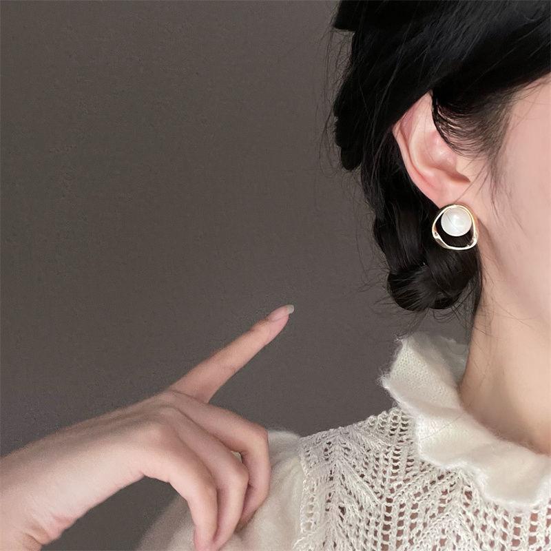 Simple Geometric Pearl Stud Earrings Women'S Light Luxury High-End Niche Design Earrings French Retro Versatile Earrings