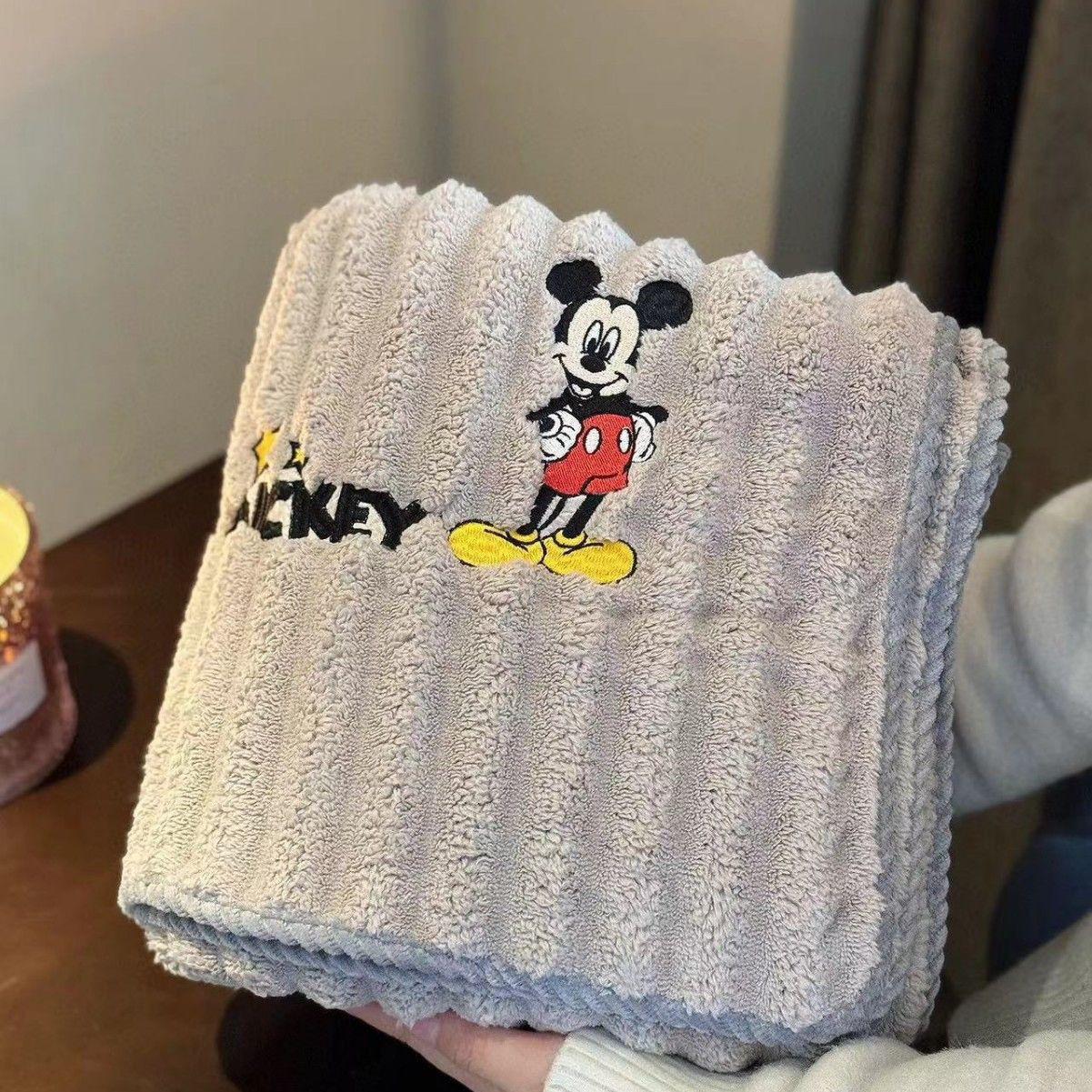 

Thickened and enlarged Mickey coral fleece absorbs water and does not shed hair. Cute cartoon household embroidery is comfortable and soft. Bath towel 70 * 140cm