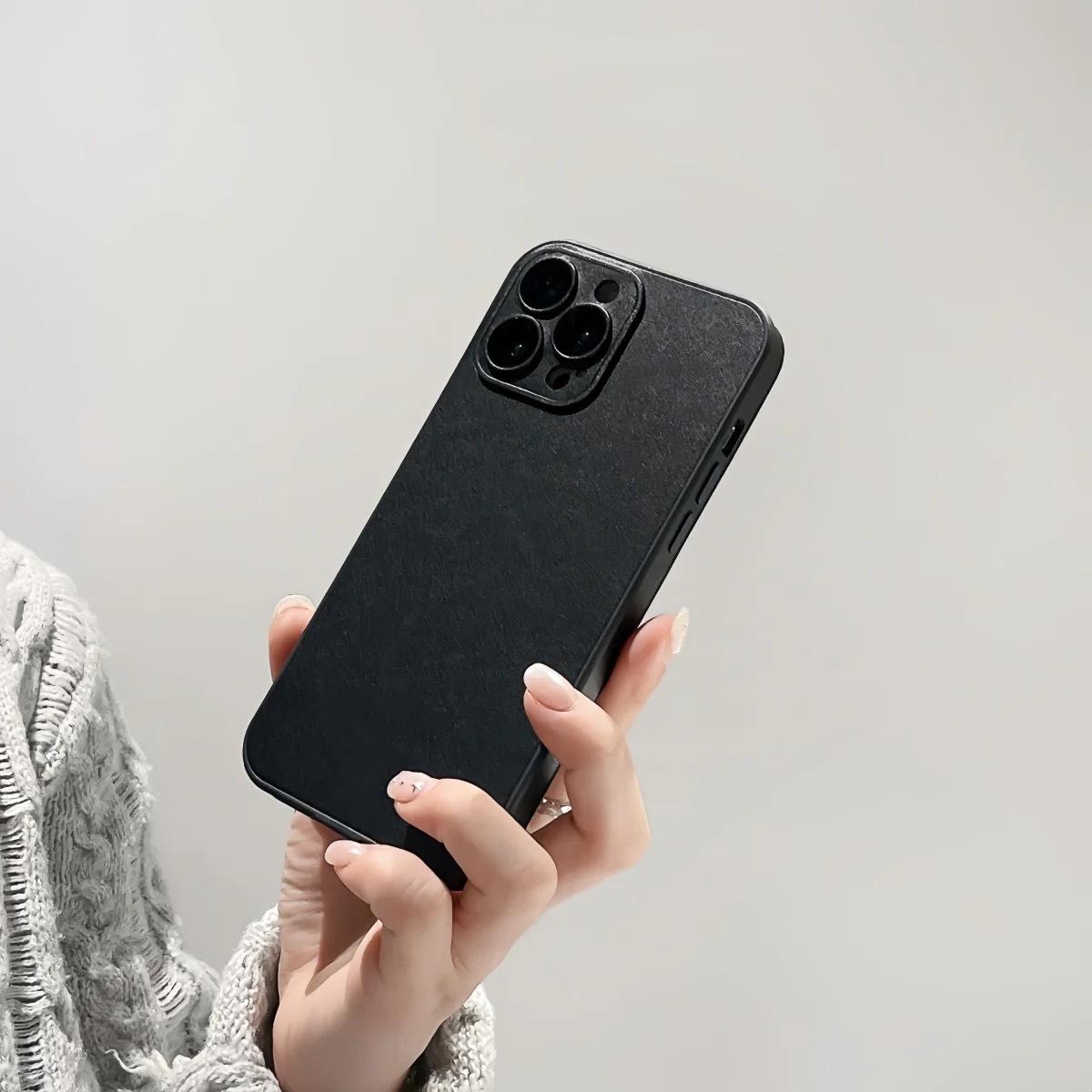 

Чехол для телефона из гладкой кожи с мелкими отверстиями для защиты объектива, подходит для iPhone 16, простой защитный чехол для 12 Pro Max и Apple 15 Plus iPhone16Promax чёрный