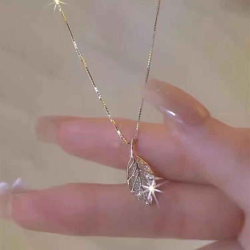 

Elegant Tree Leaf Pendant Necklaces For Women Shiny Zircon Stainless Steel Metal Leaves Choker Simple Clavicle Chain