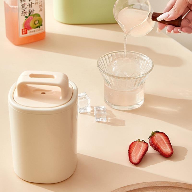 Ice Ball Mold Round Large Ice Cube Tray Reusable Plastic Spherical Ice Maker for Drinks Home Bar Tool Kitchen Gadget BQ6.5CM