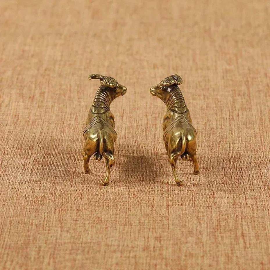 1 Paar reines Kupfer X Tierkreiszeichen Ochse Kleine Ornamente Schreibtischornamente Verdreht und schüchtern, um das Ochsenornament zu begrüßen