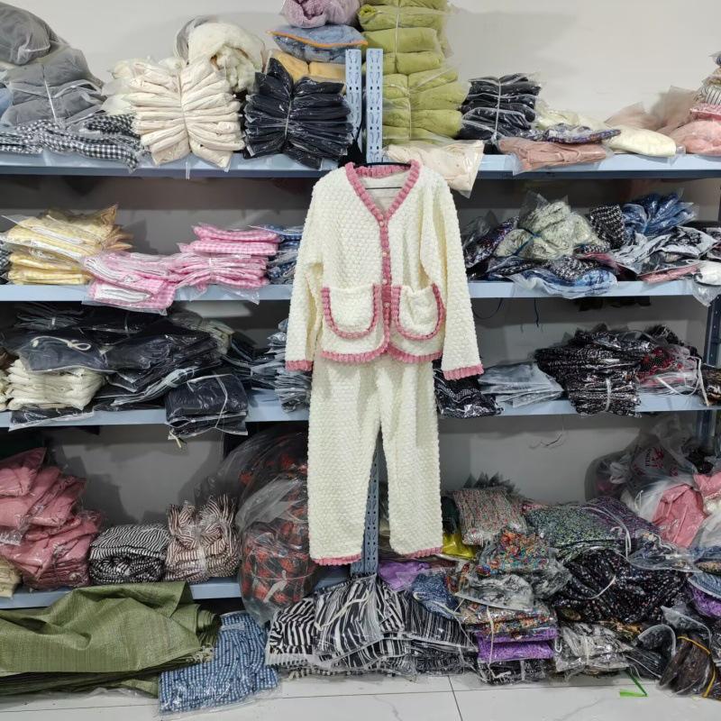 

Женский пижамный комплект из кораллового флиса в милом стиле с жаккардом в виде кроличьей головы и бантом, утолщенный для осени и зимы 2025. One Size (80-140 kg) белый