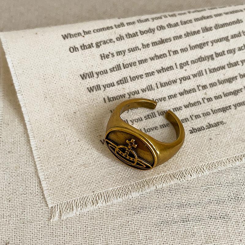 Vintage Distressed Oval Metal Planet Ring: Unique High-End Fashion Accessory for Women