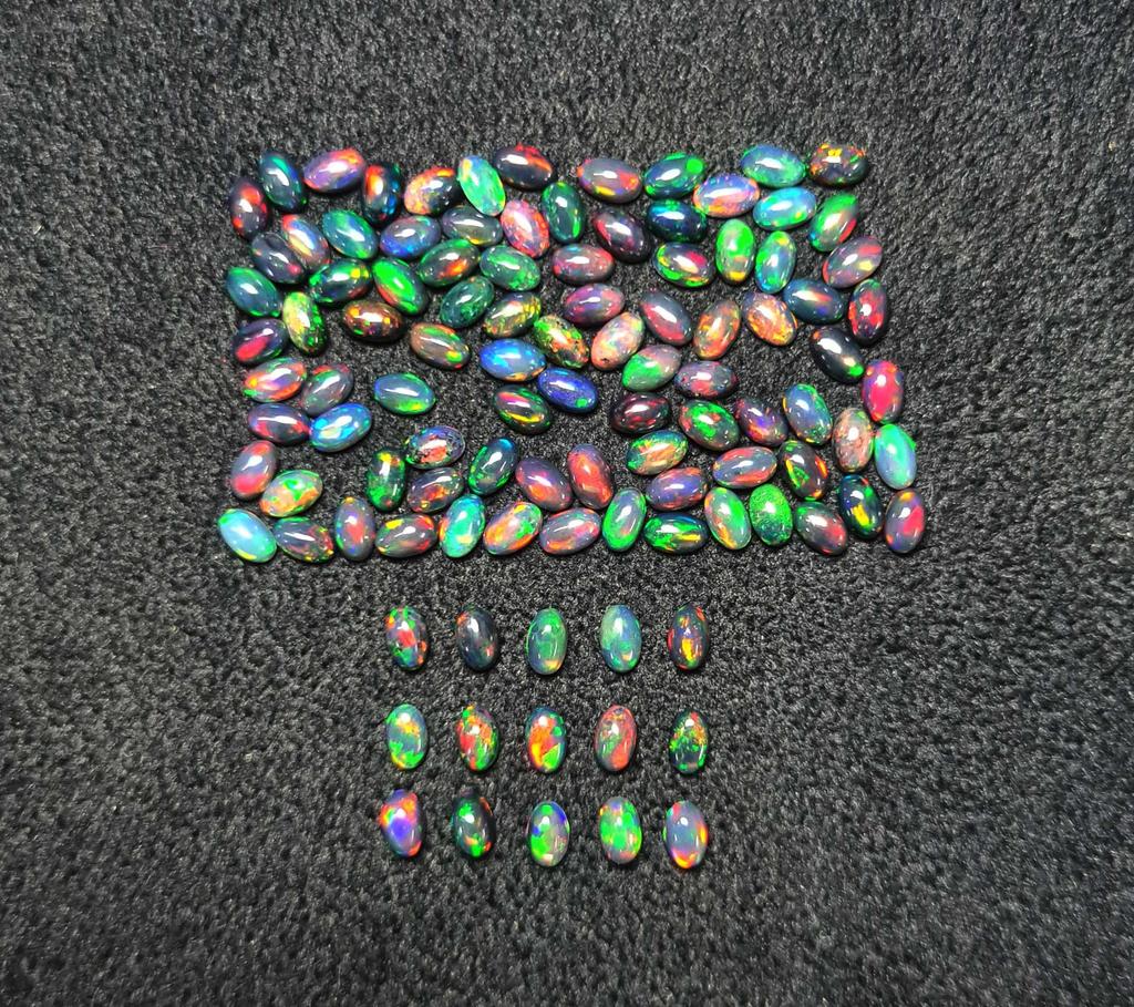 Opal Negru Etiopian Natural Multi Fire Oval Cabochon Piatră Prețioasă Liberă Lot 28 Bucăți 3*5 MM 5 CT Cabochon Opal Negru Piatră Prețioasă Pentru Crearea Bijuteriilor