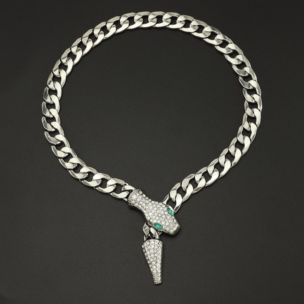 Elegant Short Diamond-Studded Green Snake Head Choker with Adjustable Magnetic Clasp