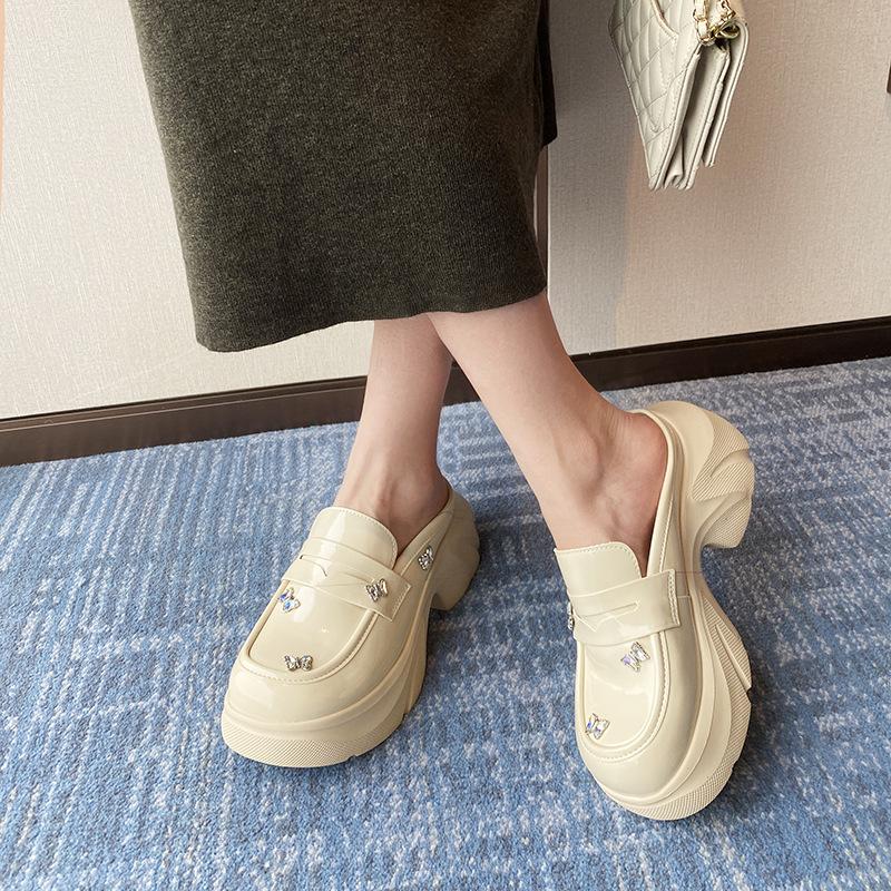 

Маленькая сестренка~ Легкие и высокие шлепанцы на толстой подошве с сумкой на мыске, 2025, натуральная кожа, со стразами в виде бабочек, шлепанцы-маффины женские 40 чёрный