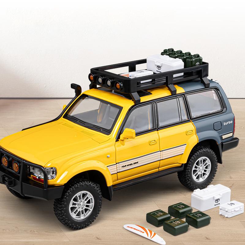 Nové 1:24 Toyoty Land Cruiser SUV Slitina odlévaný model Zvuk a světlo stahovací hračka Dekorativní trendy ozdoby pro přítele jako dárek