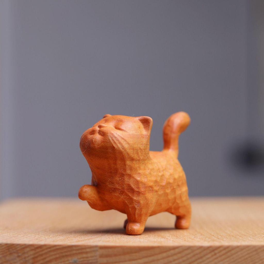 Cypress Wood Carving: Arrogant Cat Ornament – Cute Animal Design with Childlike Charm for Cultural Display