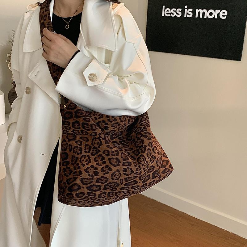 

Casual relaxation large-capacity cloth bag women s 2025 new versatile messenger bag commuter shoulder tote bag 42*11*30 коричневый