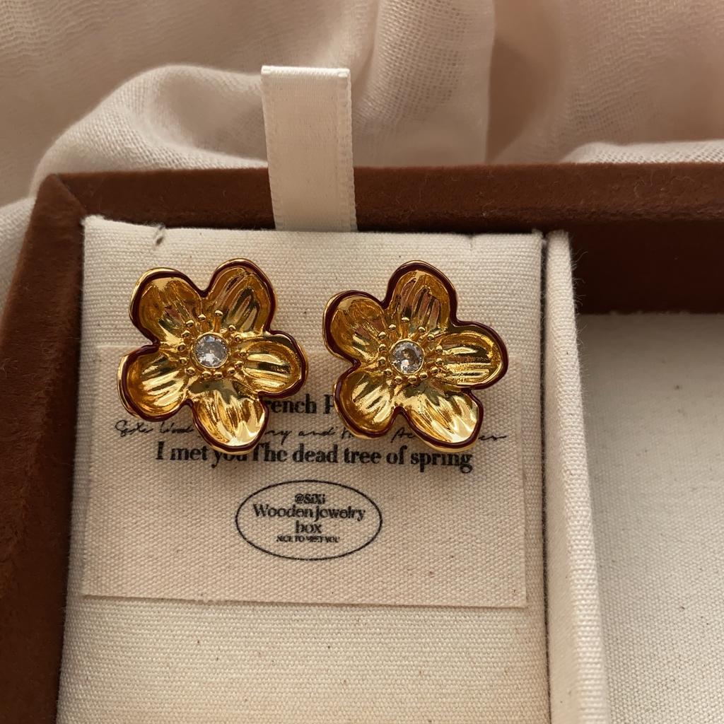 Three-Dimensional Gold Flower Pearl Stud Earrings Rose High-End Light Luxury Versatile Earrings Temperament French Retro